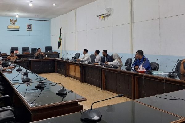 Aliansi honorer R2 dan R3 saat hearing bersama anggota DPRD KLU. (Poto kicknews.today/Anggi)