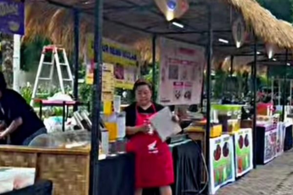 Tampak stand pedagang di Kampung Kuliner di Udayana, Kota Mataram. (Foto kicknews.today/Anggi)