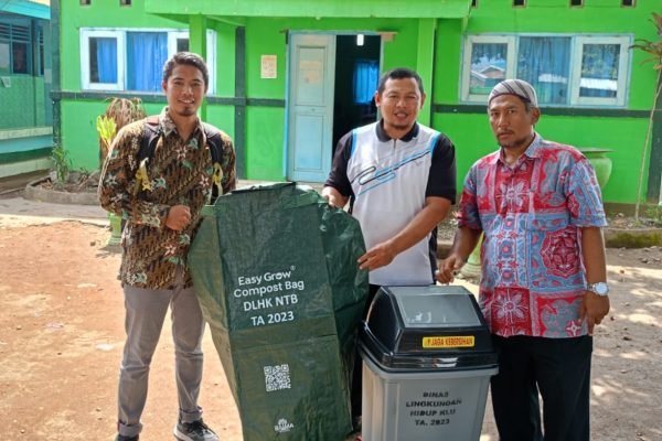 Pemberian bantuan bak sampah dan komposter oleh Dinas Lingkungan Hidup. (Poto kicknews.today/Ist)