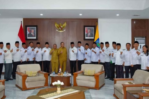 Gubernur Nusa Tenggara Barat (NTB), Dr. H. Lalu Muhammad Iqbal menerima kunjungan silaturahmi Kepala Kantor Wilayah (Kakanwil) Kementerian Agama (Kemenag) Provinsi NTB, Zamroni Aziz, beserta jajaran pejabat Kemenag kabupaten/kota se-NTB, Senin (14/04/2025). (Foto Kicknews.today-Wina)