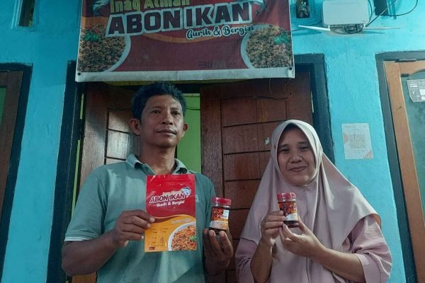 Minal Aidil bersama istrinya Inaq Almah berfoto bersama. (Foto Kicknews.today/abi)