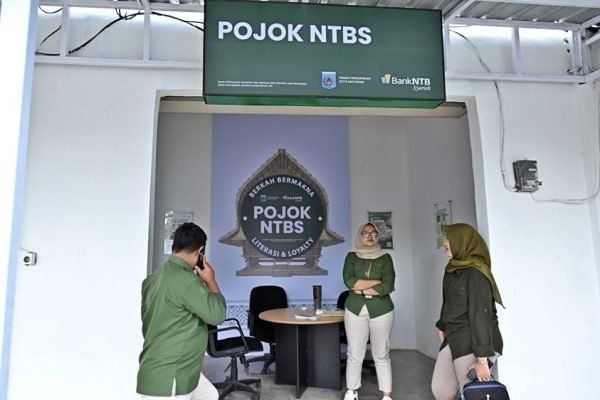 Pojok Bank NTB Syariah di Pasar Pagesangan, Kota Mataram, yang melayani akses QRIS, Rinjani Mobile (RIMO) dan konsultasi pembiayaan UMKM bagi pedagang pasar. (Foto: Bank NTB Syariah)