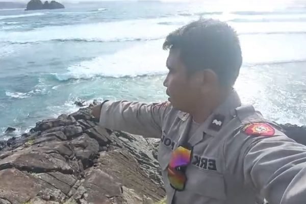 Polisi menunjuk lokasi jenazah ditemukan di Pantai Semeti