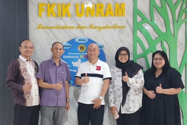 Prof Hamsu (kedua kanan) dengan perwakilan Ryukyus University dari Jepang untuk proyek riset internasional