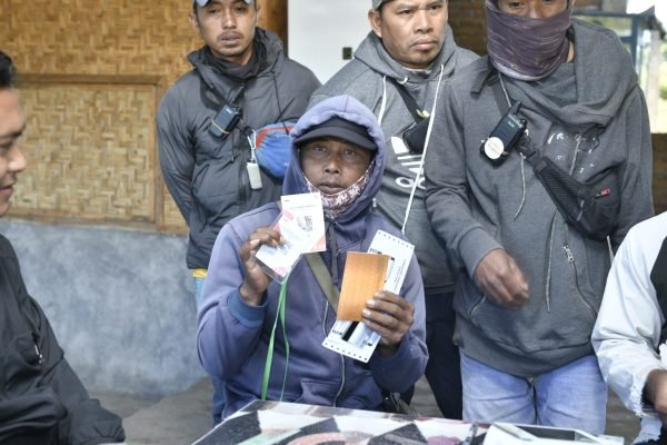 Penyerahan QRIS code Bank NTB Syariah kepada pelaku usaha di Rinjani