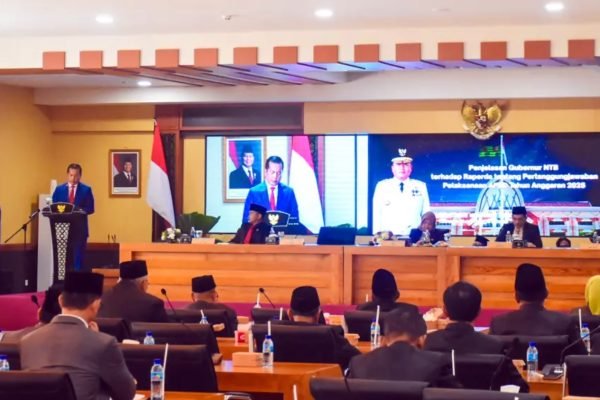 Gubernur NTB Lalu Muhamad Iqbal menyampaikan penjelasan pemerintah daerah dalam rapat paripurna bersama DPRD NTB. Di tengah tekanan fiskal 2026, Pemprov NTB menghadapi penurunan transfer pusat hampir Rp1,2 triliun dan harus menata ulang prioritas belanja serta memperkuat pendapatan daerah. Foto: Dok. Pemprov NTB