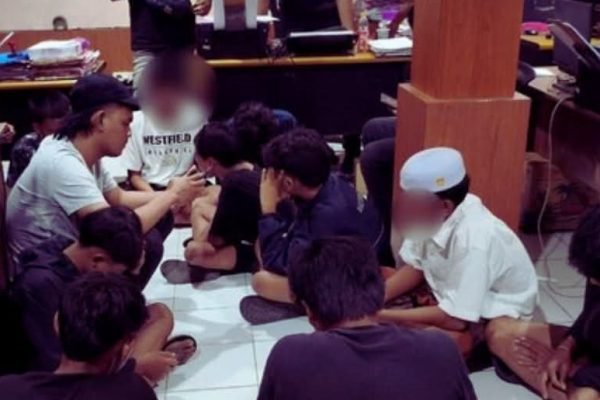Sejumlah remaja menjalani pemeriksaan di Polresta Mataram setelah diamankan terkait video konvoi sambil memamerkan senjata tajam di jalan raya. Foto: Dok. Polresta Mataram.