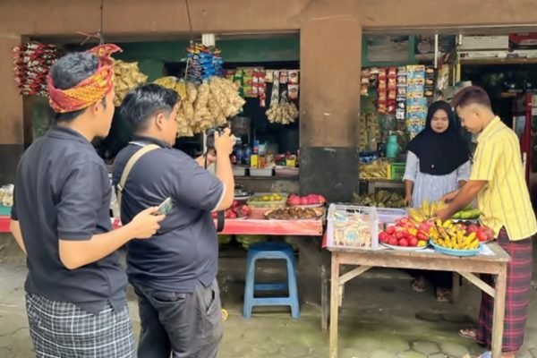 Connor Rechtzigel, peneliti antropologi Cornell University, dalam materi publikasi diskusi tentang desa wisata dan peran negara sebagai “wisatawan pengganti”, yang dijadwalkan pada 17 Oktober 2025. (Foto: Publikasi Cornell Anthropology)
