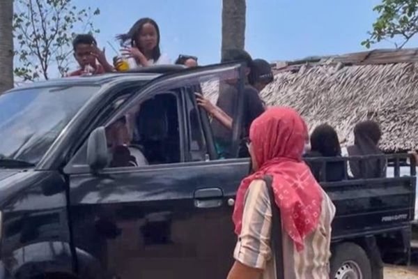 Rombongan wisatawan putar balik setelah diminta bayar Rp 150 ribu oleh pedagang Pantai Klui, NTB (Tangkapan layar video viral)