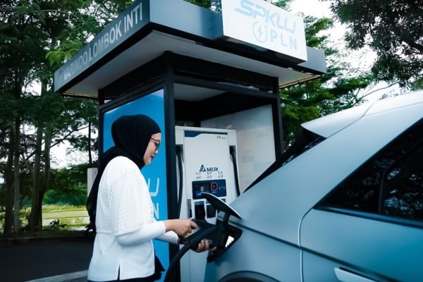 Seorang pengguna mengisi daya mobil listrik di SPKLU PLN Warung Lombok Inti. Penggunaan SPKLU di NTB meningkat seiring bertambahnya kendaraan listrik. Foto: Dok. PLN.