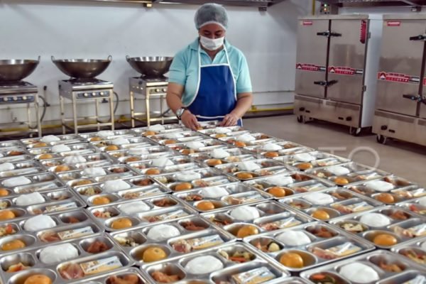 Petugas menyiapkan makanan program Makan Bergizi Gratis di dapur Satuan Pelayanan Pemenuhan Gizi (SPPG). BGN akan mengubah insentif pengelola yang sebelumnya disamaratakan Rp6 juta per hari menjadi berdasarkan jumlah porsi yang diproduksi. Foto: Ist