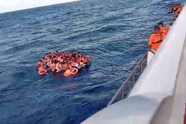 Sejumlah penumpang KMP Putri Yasmin berada di rakit penyelamat saat proses evakuasi di Selat Lombok, Rabu (12/8/2026). Jumlah orang yang berhasil dievakuasi kemudian menjadi sorotan media internasional karena lebih besar dari data manifest yang mereka kutip. Foto: Istimewa
