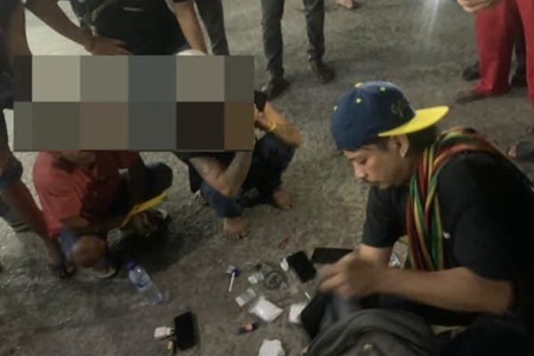 Petugas menggeledah barang bawaan dua pria yang diamankan di SPBU Amahami, Kota Bima, Minggu (27/9/2026) malam. Polisi menemukan sabu seberat bersih 149,76 gram dan barang yang diduga ekstasi. Foto: Dok. Polsek Rasanae Barat.