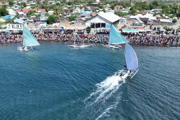Lomba sampan layar tradisional pada Festival Sangiang Api 2025 di Desa Sangiang, Kecamatan Wera, Kabupaten Bima. Foto: Dokumentasi FSA 2025