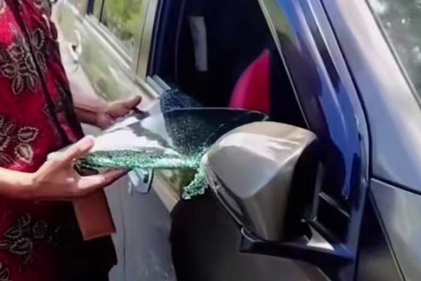 Kaca mobil korban usai dipecahkan. (Foto Screenshot)