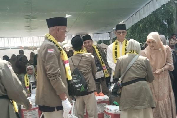 Jemaah calon haji Kota Mataram Kloter 3 bersalaman dengan Walikota Mataram Mohan Roliskana (kicknews.today/wi)