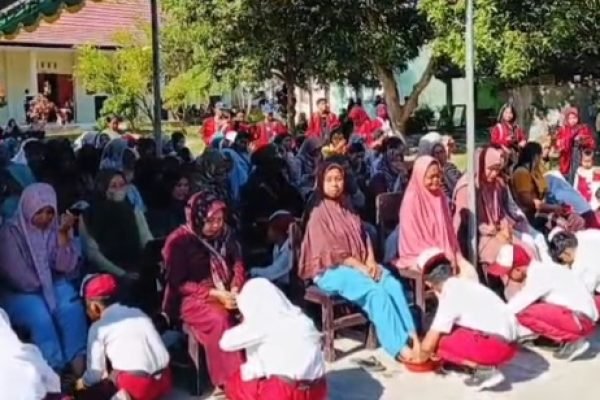 Siswa baru SMPN 3 Tanjung saat mencuci kaki orang tua masing-masing. (kicknews.today/Ist)
