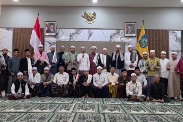 Puluhan tokoh agama, pimpinan jemaah, serta alumni universitas Mekkah dan Madinah menggelar doa bersama di Pendopo Gubernur NTB, Kamis malam (04/09/2025). Foto kicknews.today-ist