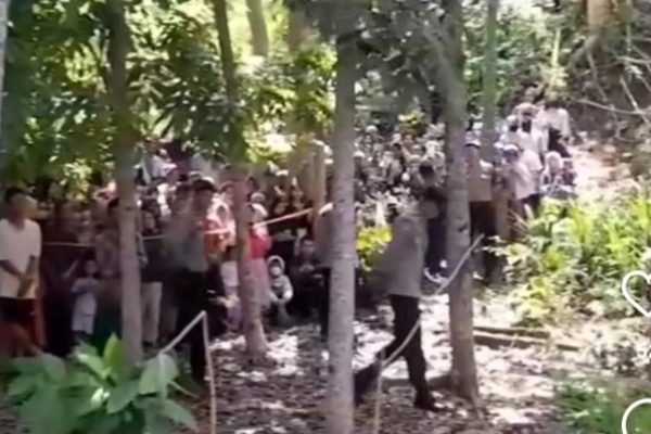 Salah satu adegan yang diperagakan saat rekonstruksi kasus Brigadir Esco. (Foto. kicknews.today/Ist)