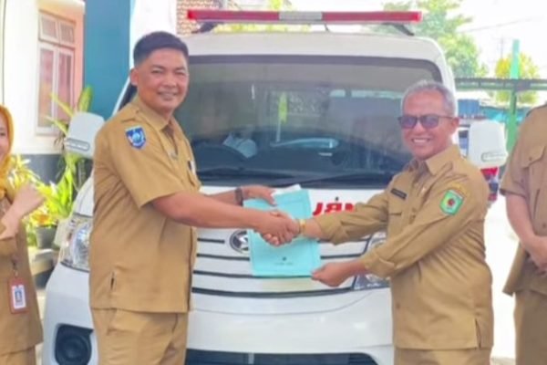 Kepala Dikes KLU saat memberikan bantuan mobil Ambulan kepada salah satu desa di Lombok Utara. (Foto. tangkapan layar)