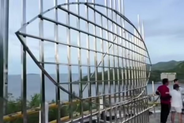 Pemasangan besi di Mentigi yang tuai sorotan dari pengunjung. (Foto hasil screenshot)