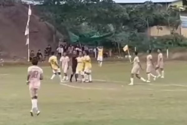 Pemain Panggi FC lakukan protes pada wasit usai gol dianulir.