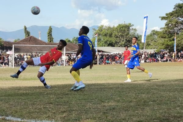Laga final piala Wali Kota Bima Cup antara Mekar Sari dan Persid Unbim di Lapangan Mako Brimob Sambinae.