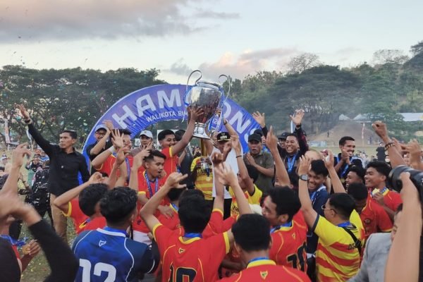 Momen perayaan jawara Wali Kota Bima Cup 2026 di Lapangan Mako Brimob.