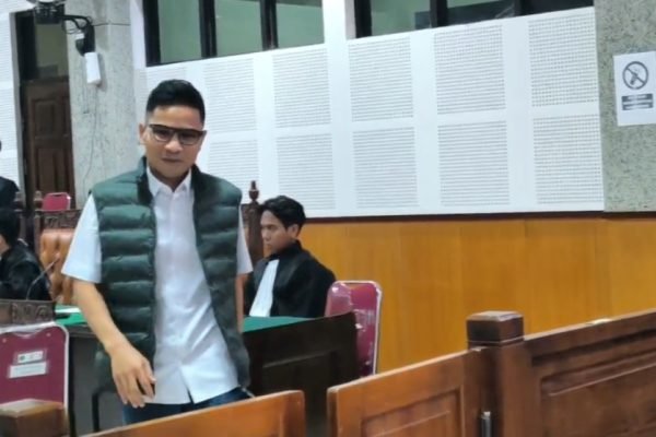 Terdakwa Hamdan Kasim (HK) usai menjalani sidang perkara dugaan gratifikasi “uang siluman” DPRD NTB di Pengadilan Tipikor Mataram. (Foto hasil tangkapan layar)