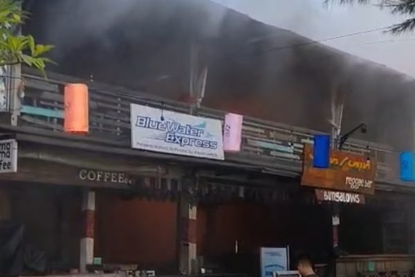 Salah satu bangunan Bar yang terbakar di Gili Trawangan. (Foto hasil tangkapan layar).