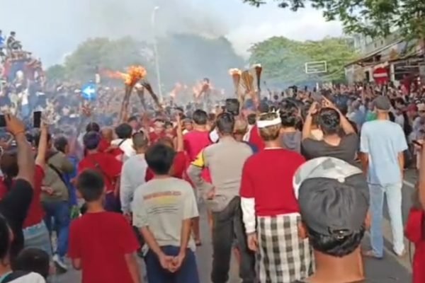 Tampak Perang Api yang dilakukan dua kelompok pemuda, dari Negara Sakah dan Sweta. (Foto hasil tangkapan layar)