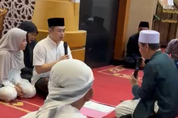 Pengusaha Asal California, Hosie saat mengucapkan Dua Kalimat Syahadat di Masjid Islamic Center NTB. (Foto hasil tangkapan layar)