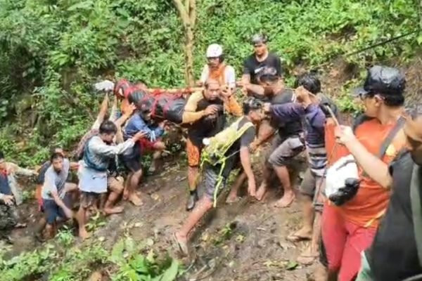 Proses evakuasi jenazah korban Tenggelam di Tiu Bombong oleh tim gabungan dan relawan. (Foto hasil tangkapan layar)