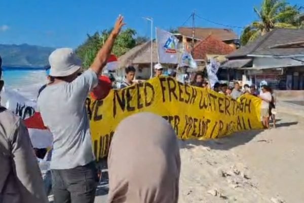 Warga saat melakukan Demo di Laut Gili Meno. (Foto hasil tangkapan layar)
