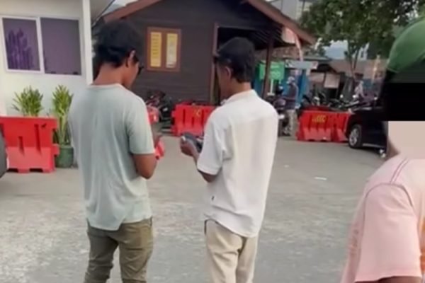 Kedua oknum pelaku intimidasi di bangsal bersama supir (tengah) dari hotel Uryah. (Foto hasil tangkapan layar)