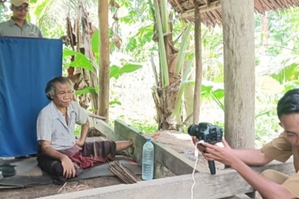 Petugas Dukcapil Lombok Utara saat mengambil foto lansia di Dusun Soloh Desa Rempek. (Foto. kicknews.today/Ist)