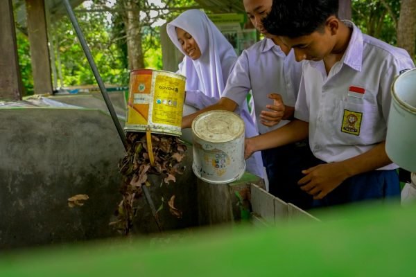 Sekolah adiwiyata nasional, SMPN 1 Maluk saat mengelola sampah