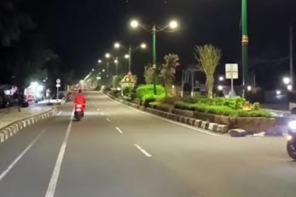 Suasana di Jalan Udayana Mataram pada malam hari
