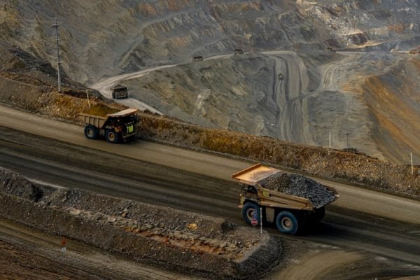 Kegiatan penambangan di Tambang Batu Hijau menggunakan truk angkut milik PT Amman Mineral Nusa Tenggara (AMMAN). Foto: (AMMAN)
