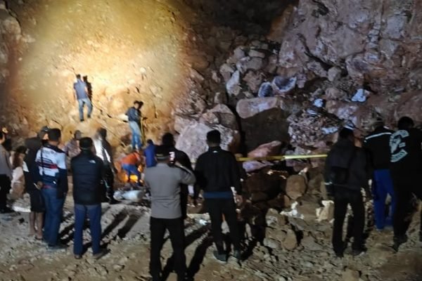 Polisi memasang garis polisi di lokasi longsor di kawasan tambang emas Lawang Tua, Desa Lantung, Kecamatan Lantung, Kabupaten Sumbawa, Sabtu malam (5/9/2026)