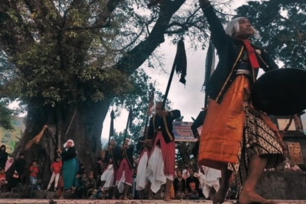 Tari tandang mendet dalam ritual upacara sakral Ngayu Ayu