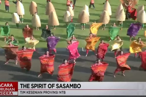 Para penari kolosal asal Nusa Tenggara Barat menampilkan tarian Tembolak Beak bertajuk The Spirit of Sasambo di halaman Istana Negara pada upacara penurunan bendera HUT ke-80 RI, Minggu (17/8/2025). Penampilan ini menjadi simbol harmoni tiga suku besar NTB—Sasak, Samawa, dan Mbojo—yang berhasil memukau tamu undangan serta jutaan pasang mata di seluruh Indonesia.