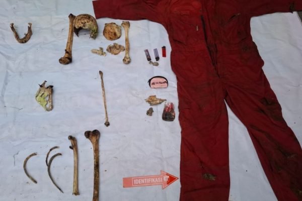 Sejumlah tulang yang diduga merupakan kerangka manusia bersama APD pekerja proyek berwarna merah dan sejumlah barang yang ditemukan di kawasan Hutan Lindung Bukit Argapura, Lingsar, Lombok Barat. Temuan tersebut kini dalam penyelidikan polisi untuk mengungkap identitas dan penyebab kematian. (Foto: Istimewa)