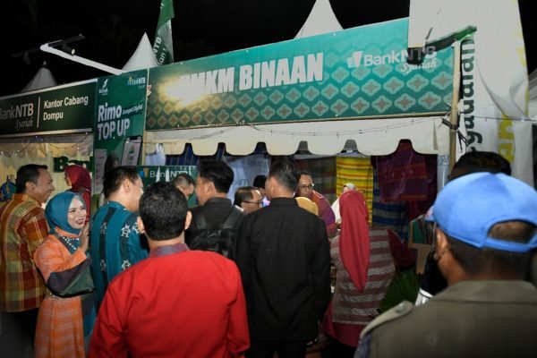 Suasana kunjungan ke stan UMKM binaan Bank NTB Syariah dalam rangkaian Bulan Inklusi Keuangan 2026 di Kabupaten Dompu, 23–25 Oktober 2026. (Foto: Dok. Bank NTB Syariah)
