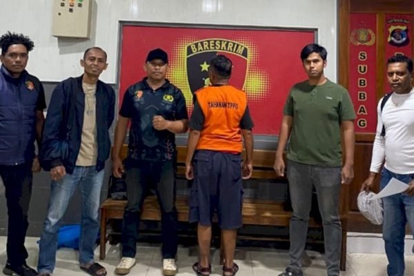 Tersangka DEL alias P (tengah) yang diduga menjadi pemandu perjalanan dua WNA asal India dan Sri Lanka menuju Australia saat diamankan penyidik Polda NTT. (Foto: Dok. Polda NTT)