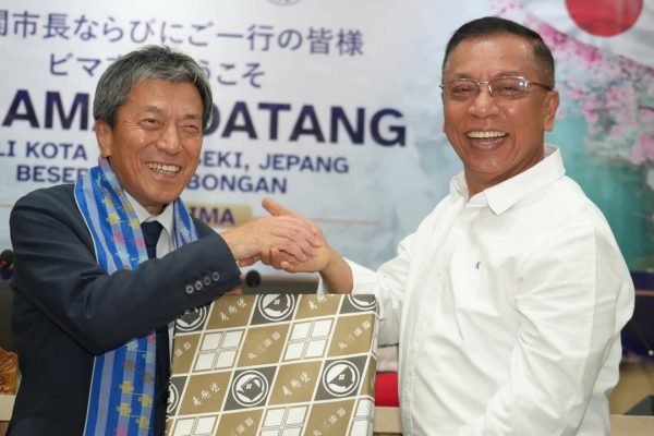 Wali Kota Bima H. A. Rahman (kanan) berjabat tangan dengan Wali Kota Ichinoseki, Jepang, Yoshihito Sato, saat pertemuan di Kota Bima, Senin (5/10/2026). Pertemuan tersebut membahas kerja sama ketenagakerjaan dan peluang pemuda Kota Bima bekerja di Jepang. (Foto: Dok. Pemkot Bima)