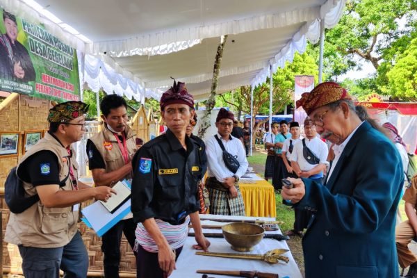 Museum Negeri NTB melakukan penilaian pada lomba 'Pameran Pusake Desa' yang di pamerkan oleh Desa-desa se Kecamatan Lingsar dalam event Perang Topat di Lingsar, Lombok Barat, Senin (27/11/23).