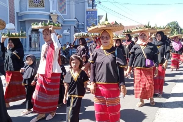 Ratusan masyarakat Desa Pringgasela Selatan, Kabupaten Lombok Timur, warnai acara adat Festival Dongdala ke-3, Rabu (20/12/2023).