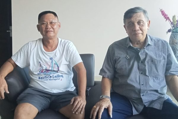 Pengusaha Tambang Denis Saputra (kiri) bersama Kuasa Hukumnya, Dr H Nurianto R,S, SH MH.
