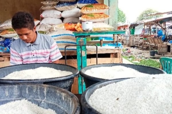 Penjual beras di pasar Kota Bima.